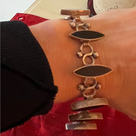 Vintage Mexican Sterling and Onyx Bracelet - Picture 4 of 8